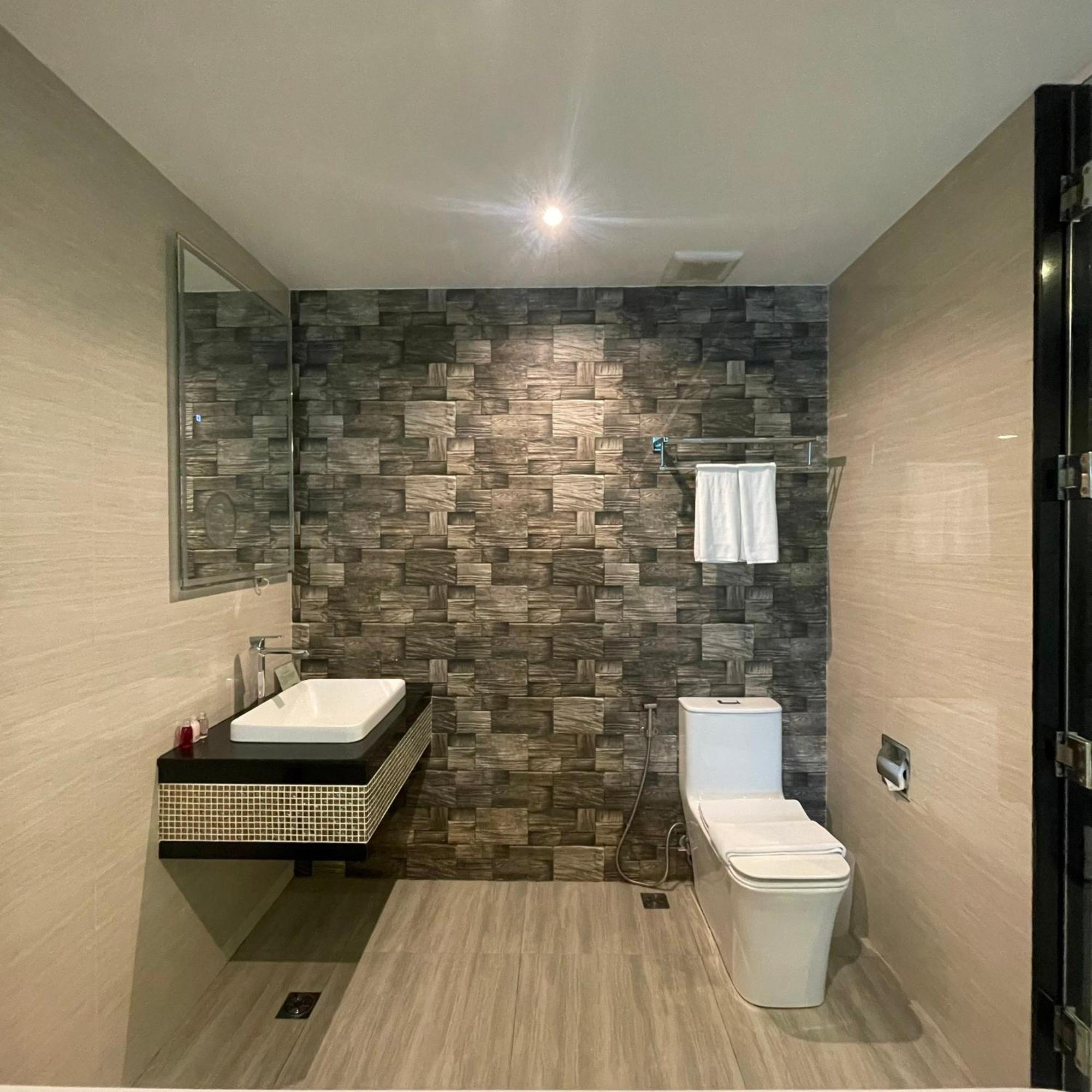The Tj Hotel Jomtien Bagian luar foto