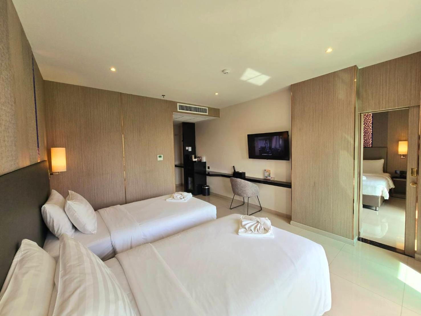 The Tj Hotel Jomtien Bagian luar foto