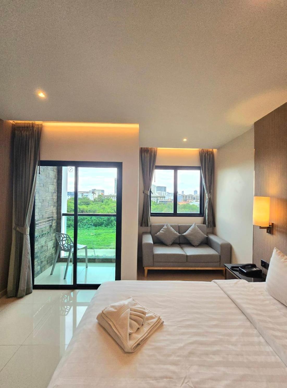 The Tj Hotel Jomtien Bagian luar foto